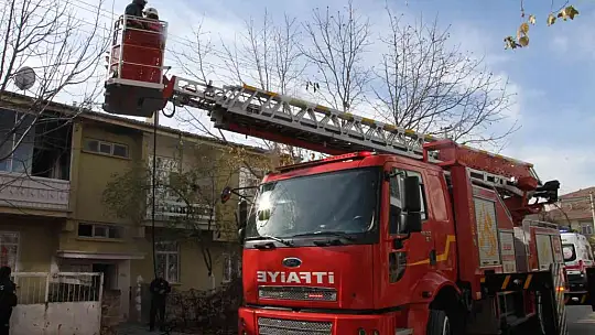 Eski sevgilisinin evini benzin döküp ateşe verdi