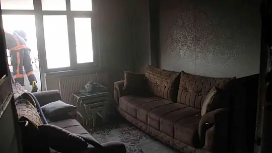 Eski sevgilisinin evini benzin döküp ateşe verdi