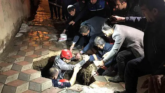 Evine giderken bir anda kendini yeraltında buldu, itfaiyenin 2 saatlik çalışması ile kurtarıldı