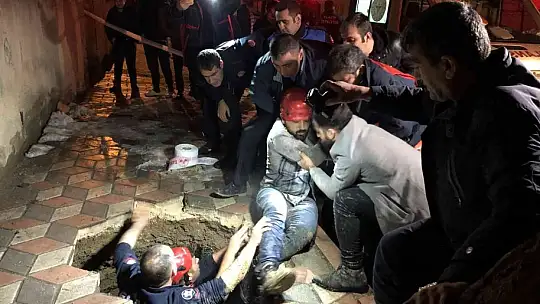 Evine giderken bir anda kendini yeraltında buldu, itfaiyenin 2 saatlik çalışması ile kurtarıldı