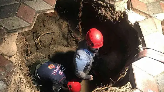 Evine giderken bir anda kendini yeraltında buldu, itfaiyenin 2 saatlik çalışması ile kurtarıldı