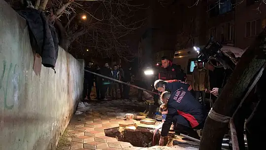 Evine giderken bir anda kendini yeraltında buldu, itfaiyenin 2 saatlik çalışması ile kurtarıldı