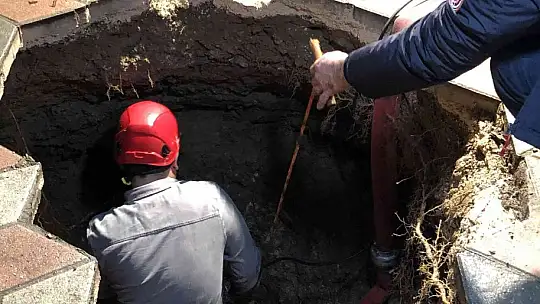 Evine giderken bir anda kendini yeraltında buldu, itfaiyenin 2 saatlik çalışması ile kurtarıldı