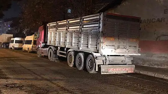 Freni boşalan tır 2 araca çarparak durabildi