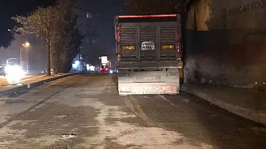 Freni boşalan tır 2 araca çarparak durabildi