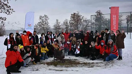 Gençler Hazarbaba Kayak Merkezi'nde doyasıya eğlendi