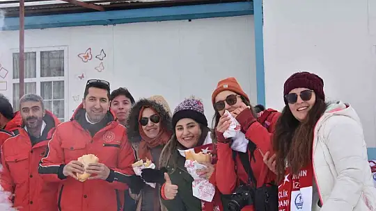 Gençler Hazarbaba Kayak Merkezi'nde doyasıya eğlendi