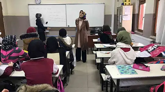 Görme engelinin engel olmasına izin vermedi, Rukiye öğretmen engelleri aşarak çocukluk hayalini gerçekleştirdi