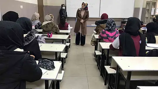 Görme engelinin engel olmasına izin vermedi, Rukiye öğretmen engelleri aşarak çocukluk hayalini gerçekleştirdi