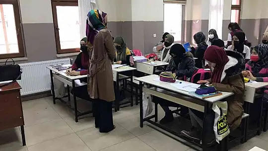 Görme engelinin engel olmasına izin vermedi, Rukiye öğretmen engelleri aşarak çocukluk hayalini gerçekleştirdi