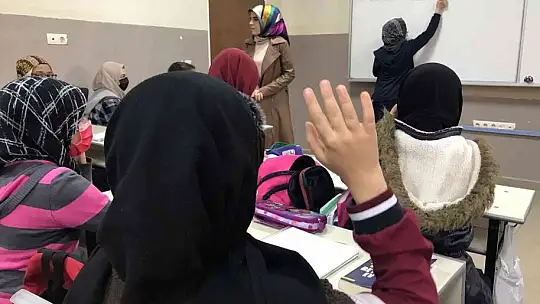 Görme engelinin engel olmasına izin vermedi, Rukiye öğretmen engelleri aşarak çocukluk hayalini gerçekleştirdi