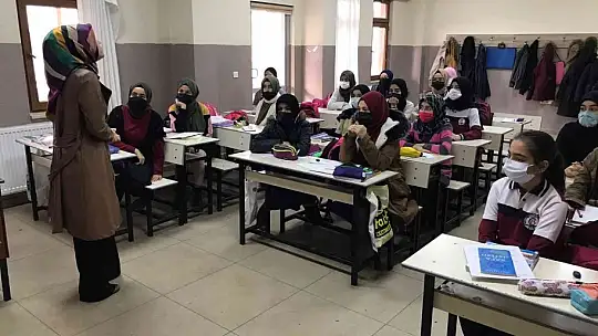 Görme engelinin engel olmasına izin vermedi, Rukiye öğretmen engelleri aşarak çocukluk hayalini gerçekleştirdi