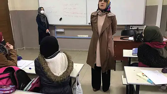 Görme engelinin engel olmasına izin vermedi, Rukiye öğretmen engelleri aşarak çocukluk hayalini gerçekleştirdi