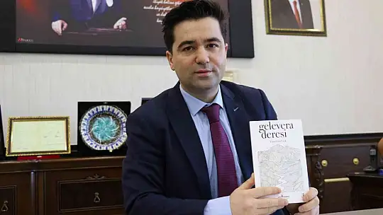 Gündüz kaymakam, gece yazar