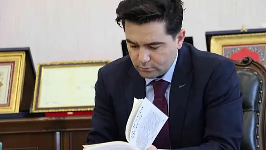 Gündüz kaymakam, gece yazar