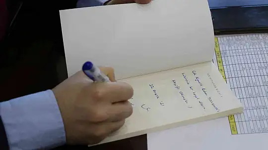 Gündüz kaymakam, gece yazar