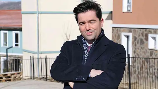 Gündüz kaymakam, gece yazar