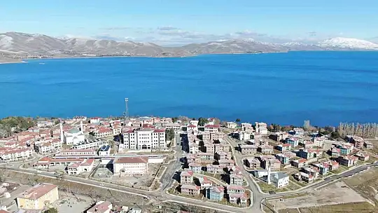 Gündüz kaymakam, gece yazar