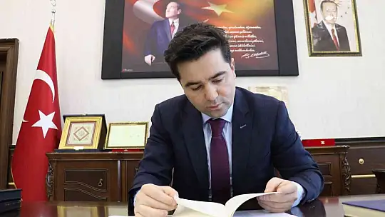 Gündüz kaymakam, gece yazar