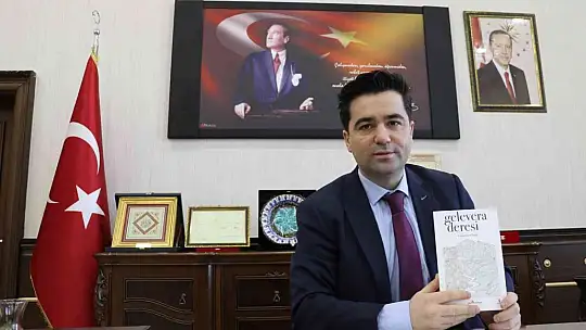 Gündüz kaymakam, gece yazar