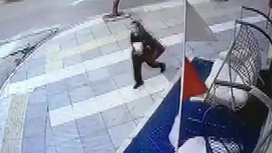 Güvenlik kamerasını görmesine rağmen hırsızlık yapan kadının pişkinliği pes dedirtti