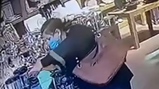 Güvenlik kamerasını görmesine rağmen hırsızlık yapan kadının pişkinliği pes dedirtti