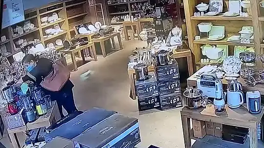 Güvenlik kamerasını görmesine rağmen hırsızlık yapan kadının pişkinliği pes dedirtti