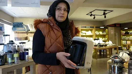 Güvenlik kamerasını görmesine rağmen hırsızlık yapan kadının pişkinliği pes dedirtti