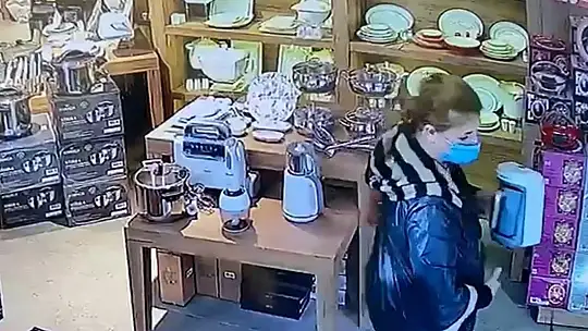 Güvenlik kamerasını görmesine rağmen hırsızlık yapan kadının pişkinliği pes dedirtti