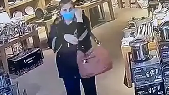Güvenlik kamerasını görmesine rağmen hırsızlık yapan kadının pişkinliği pes dedirtti