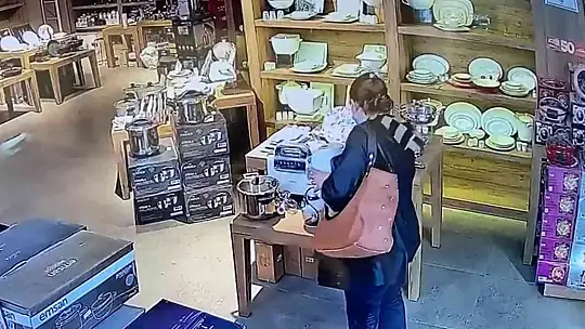 Güvenlik kamerasını görmesine rağmen hırsızlık yapan kadının pişkinliği pes dedirtti