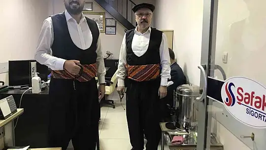 Haftanın bir günü yöresel kıyafetlerle müşterilerin karşısına çıkıyorlar