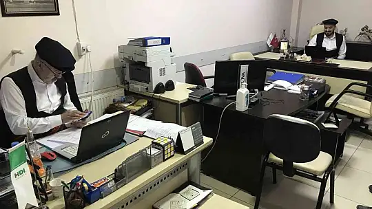 Haftanın bir günü yöresel kıyafetlerle müşterilerin karşısına çıkıyorlar