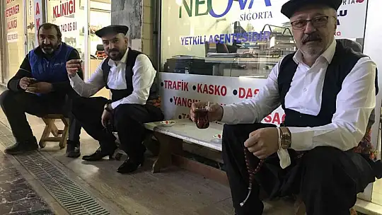 Haftanın bir günü yöresel kıyafetlerle müşterilerin karşısına çıkıyorlar