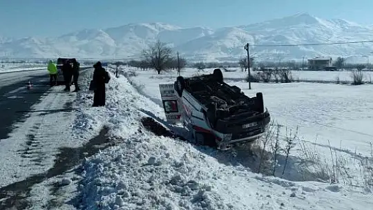 Hasta taşıyan ambulans şarampole yuvarlandı