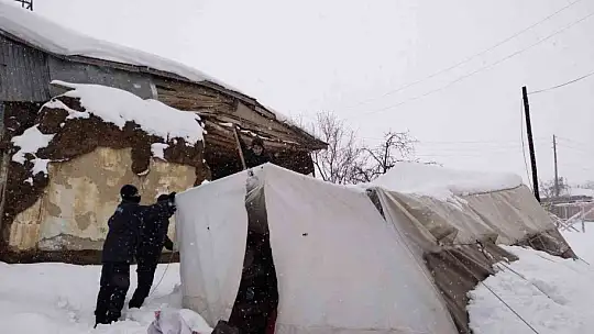Hayvanlarının yemi karla kaplı çadırın altında kalan engelli vatandaşın imdadına jandarma koştu