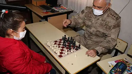 Jandarma ekipleri öğrencilerle bir araya geldi