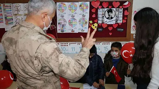 Jandarma ekipleri öğrencilerle bir araya geldi