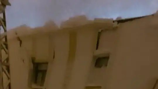 Kar yağışı nedeniyle düğün salonu çöktü