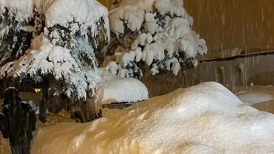 Kar yağışı nedeniyle düğün salonu çöktü
