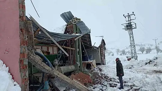 Kar yağışına dayanamayan un değirmeni çöktü