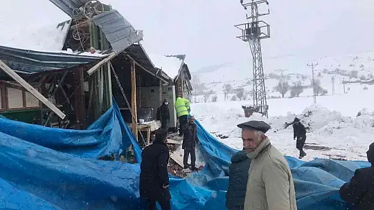 Kar yağışına dayanamayan un değirmeni çöktü