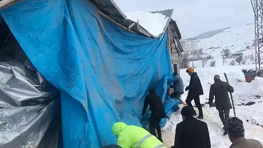 Kar yağışına dayanamayan un değirmeni çöktü