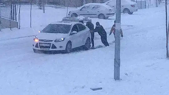 Etkili olan kar yağışı sürücülere zor anlar yaşattı