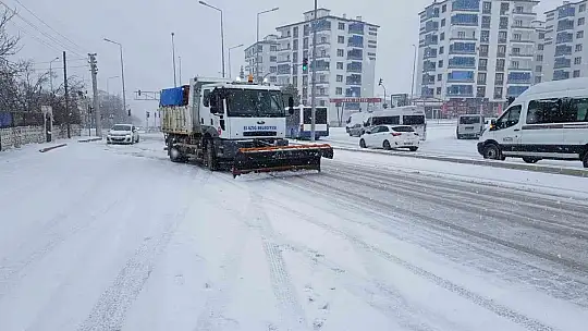 Kar yağışıyla birlikte Elazığ Belediyesinden anlık müdahale