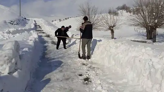 Kardan kapanan yolları köy sakinleri kendileri açtı