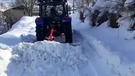 Kardan kapanan yolları köy sakinleri kendileri açtı