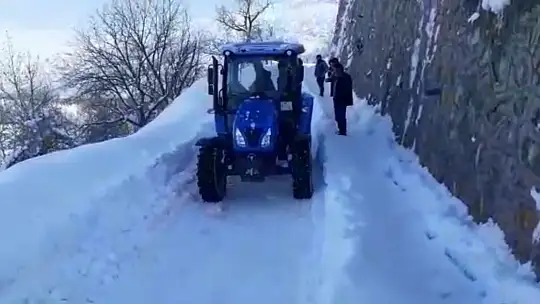 Kardan kapanan yolları köy sakinleri kendileri açtı