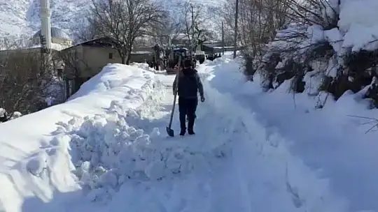 Kardan kapanan yolları köy sakinleri kendileri açtı