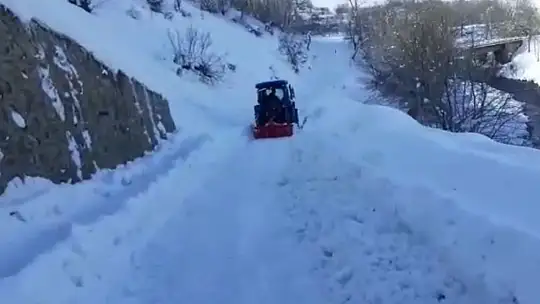 Kardan kapanan yolları köy sakinleri kendileri açtı